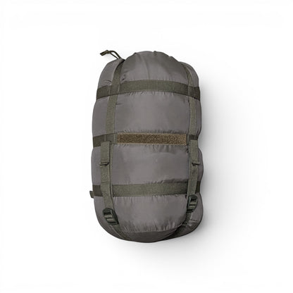Adversary Force olivgrüner Schlafsack im Packsack, ein kompakter Mumienschlafsack aus Militärbeständen.