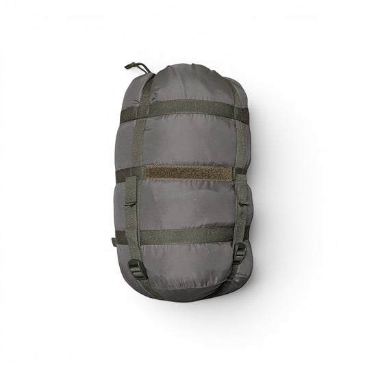 Adversary Force olivgrüner Schlafsack im Packsack, ein kompakter Mumienschlafsack aus Militärbeständen.