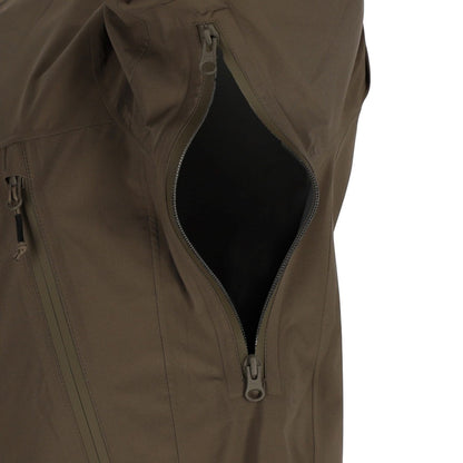 Adversary Force Waterproof Jacket Alpha in RAL7013 mit geöffnetem Unterarm-Belüftungsreißverschluss für Outdoor-Einsätze