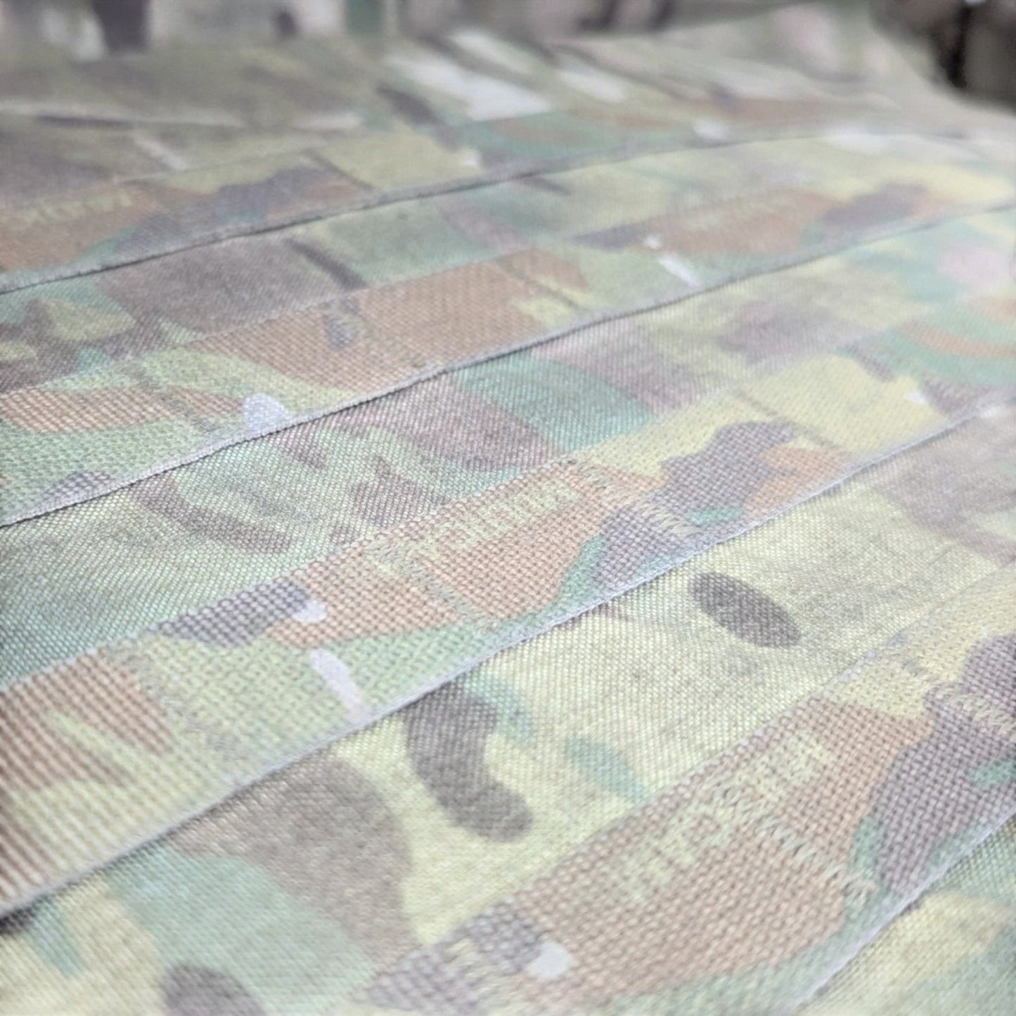 Adversary Force Rifle Bag aus robustem Nylon im MultiCam Tarnmuster mit detaillierter Webstruktur