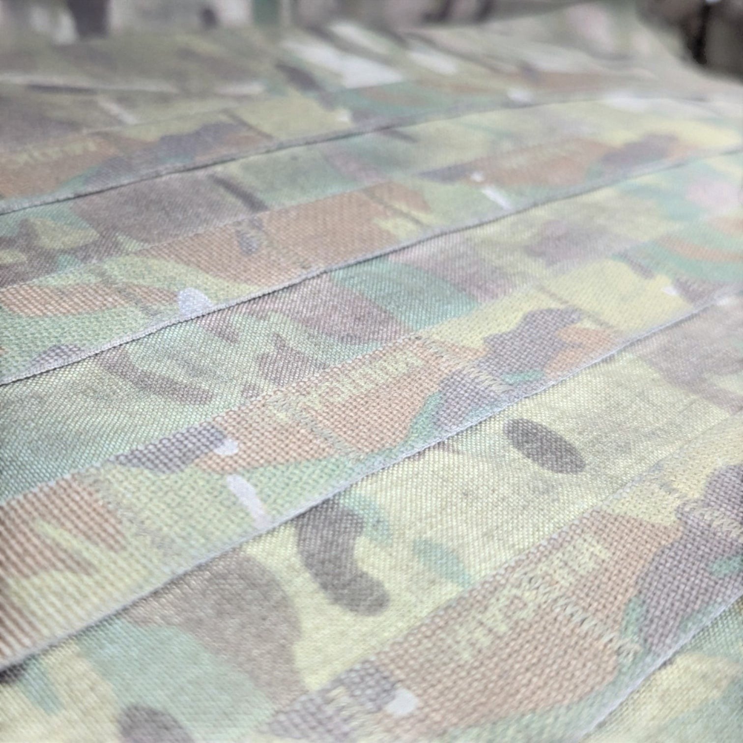 Adversary Force Rifle Bag aus robustem Nylon im MultiCam Tarnmuster mit detaillierter Webstruktur