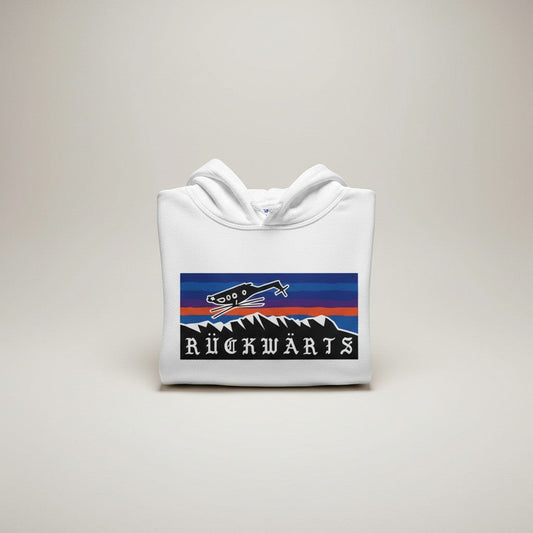 Weißer Baumwoll-Hoodie von Adversary Force mit einem Aufdruck im Stil eines Bergpanoramas mit einem Flugzeug und dem Schriftzug RÜCKWÄRTS.