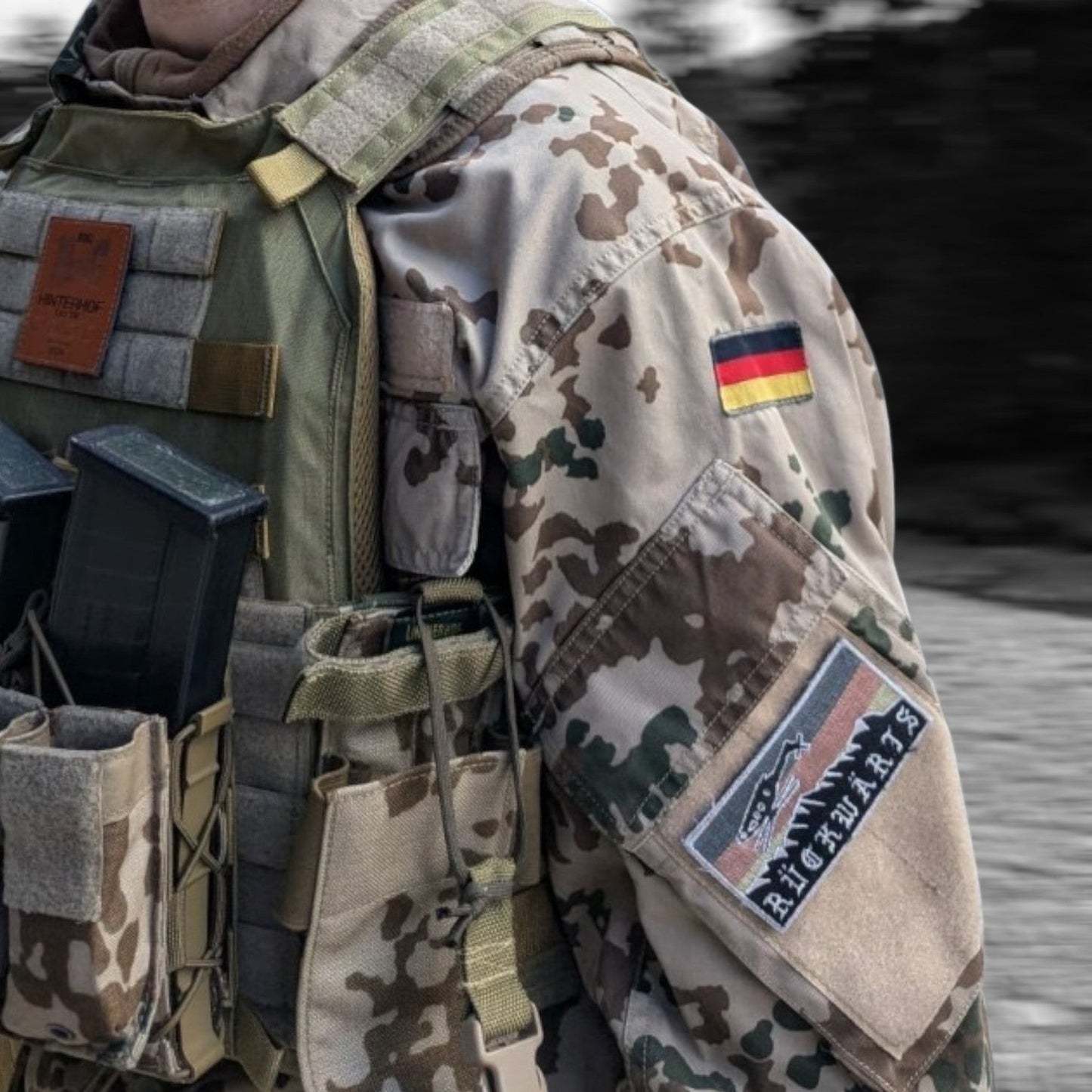 Adversary Force Rückwärts Patch DEU, 9x4,5 cm, auf Tarnjacke mit Deutschlandflagge