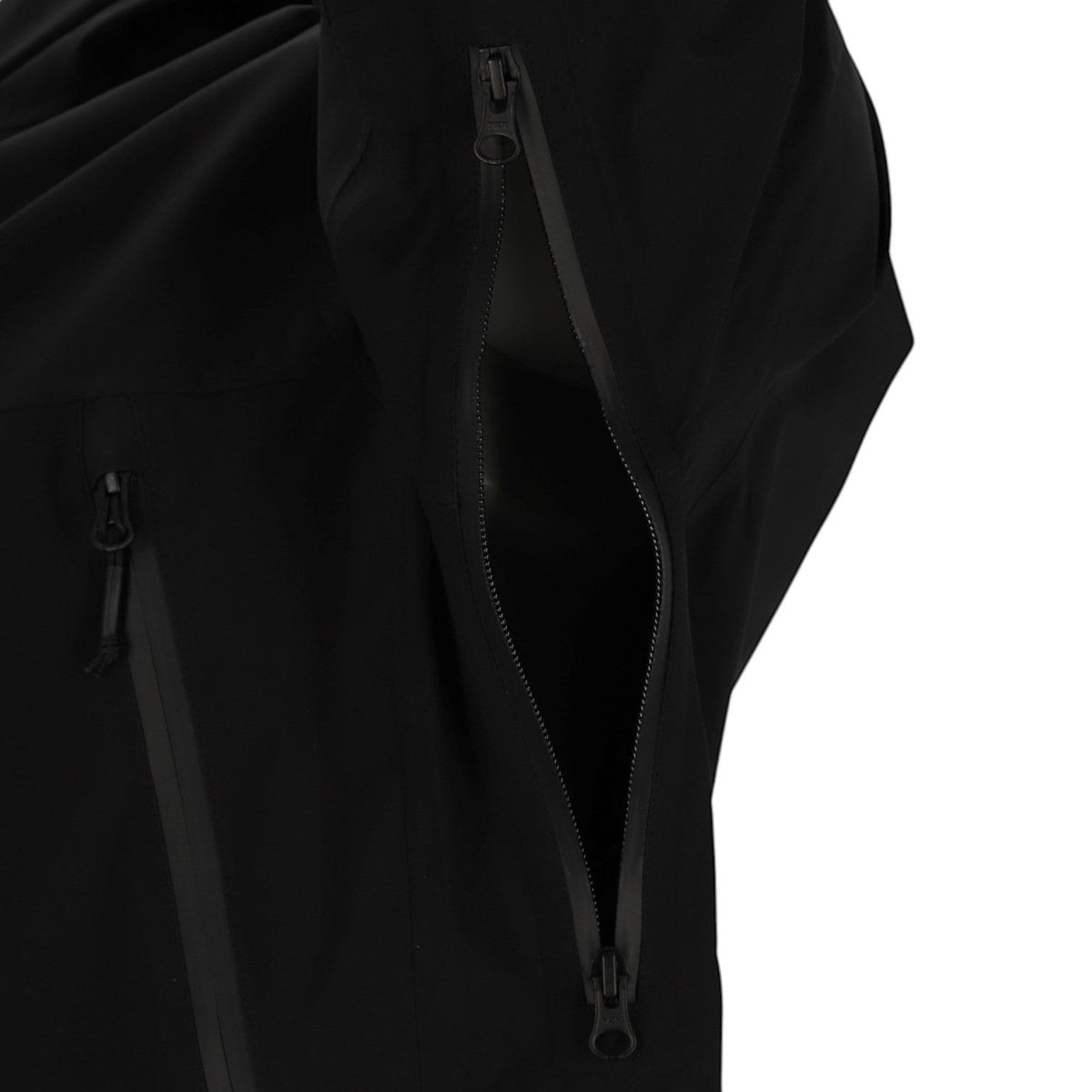 Adversary Force Waterproof Jacket Alpha in Schwarz mit wasserdichtem Unterarm-Belüftungsreißverschluss