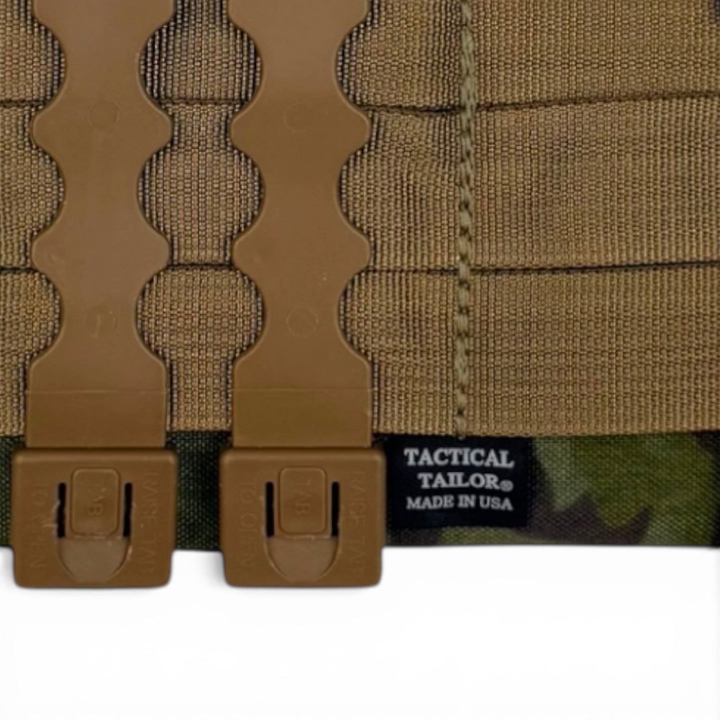 Adversary Force Tactical Tailor Fight Light 5.56 Triple Mag Panel in Multicam mit braunen MALICE CLIPS