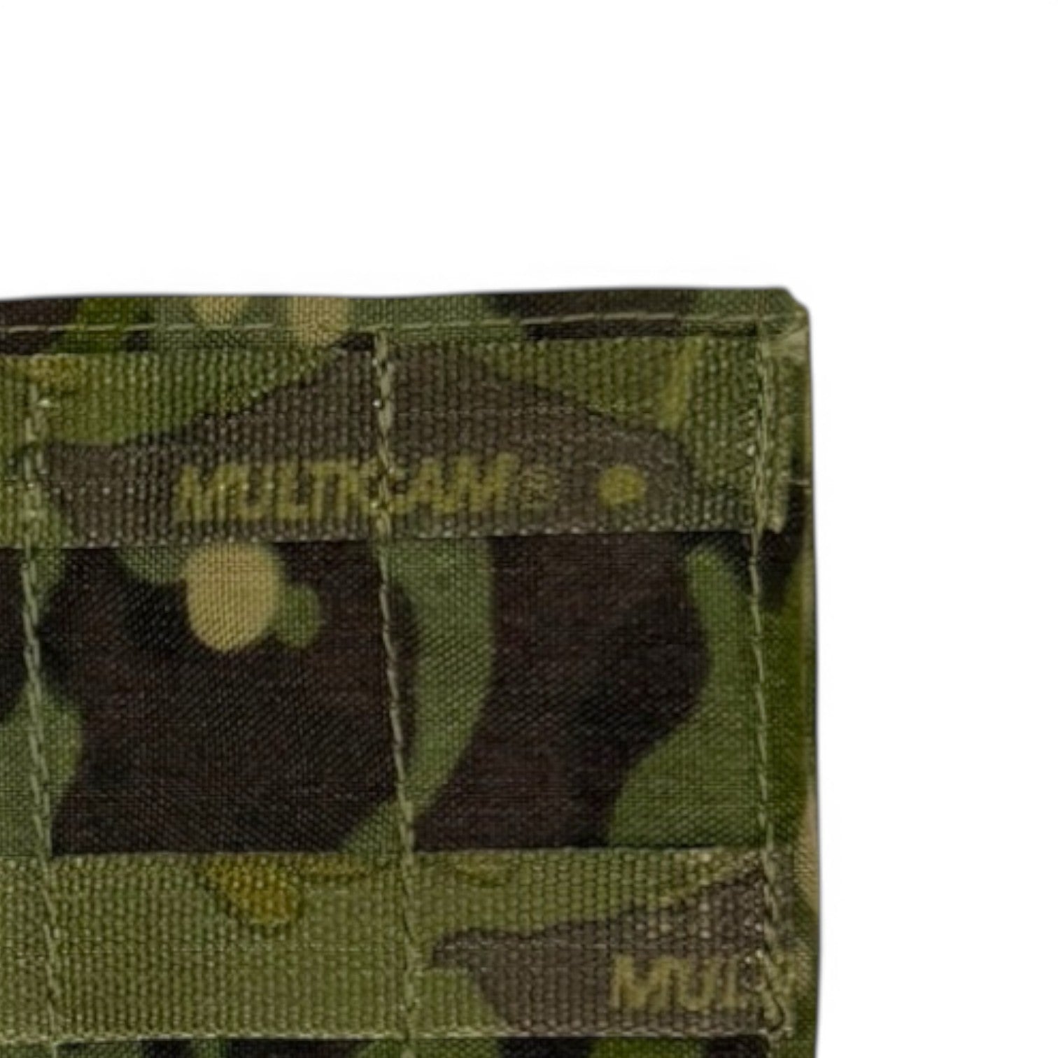 Adversary Force Tactical Tailor Fight Light 5.56 Triple Mag Panel in Multicam Tarnmuster mit modularem Gurtband.