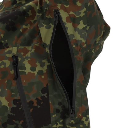 Adversary Force Waterproof Jacket Alpha in 5FTD Tarnmuster mit Unterarm-Belüftungsreißverschluss und YKK-Technik
