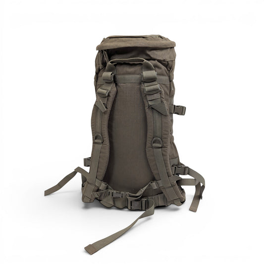 Adversary Force Tatonka Bundeswehr Daypack in Oliv mit gepolstertem Tragesystem und Kompressionsriemen, Rückansicht.