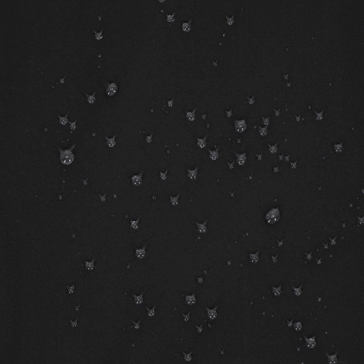 Adversary Force Waterproof Jacket Alpha in Schwarz mit wasserabweisendem Perleffekt auf dem robusten Oberstoff