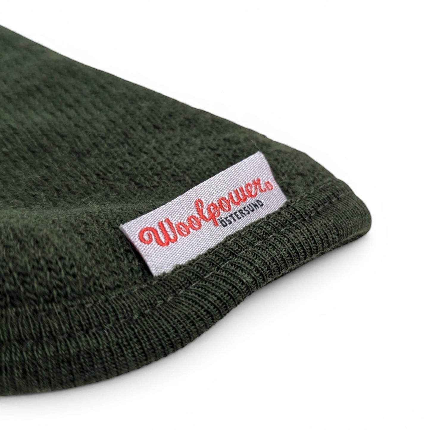 Grüne Woolpower Balaclava 400 Sturmhaube aus Merinowolle mit Markenlabel, angeboten von Adversary Force.