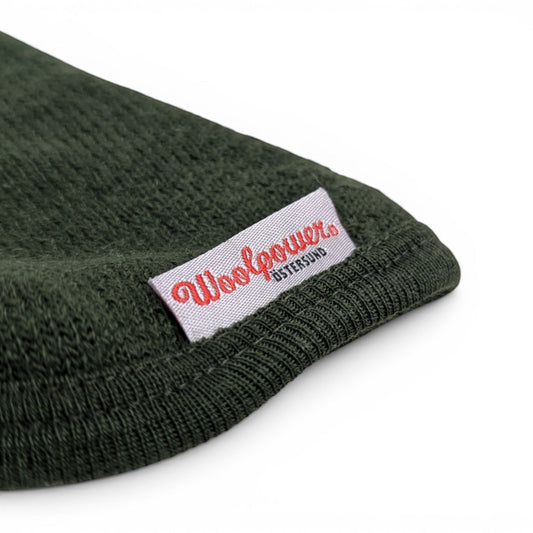 Grüne Woolpower Balaclava 400 Sturmhaube aus Merinowolle mit Markenlabel, angeboten von Adversary Force.